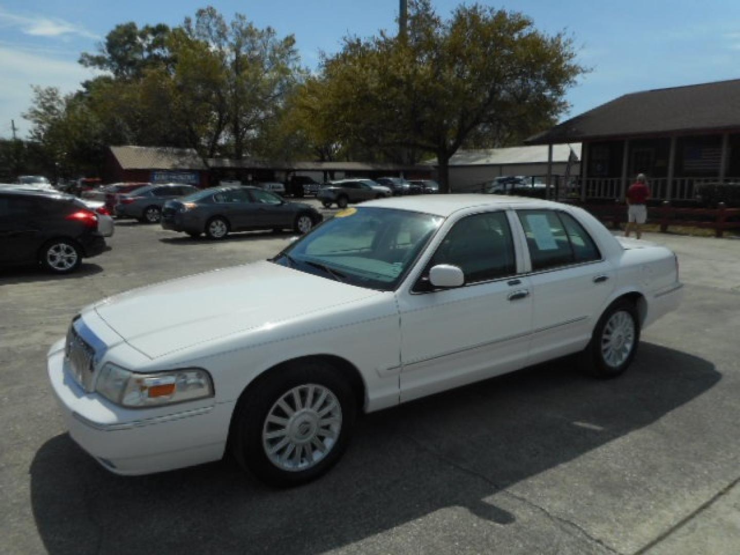 2008 WHITE MERCURY GRAND MARQUIS LS (2MEFM75V08X) , located at 1200 Cassat Avenue, Jacksonville, FL, 32205, (904) 695-1885, 30.302404, -81.731033 - Photo#1